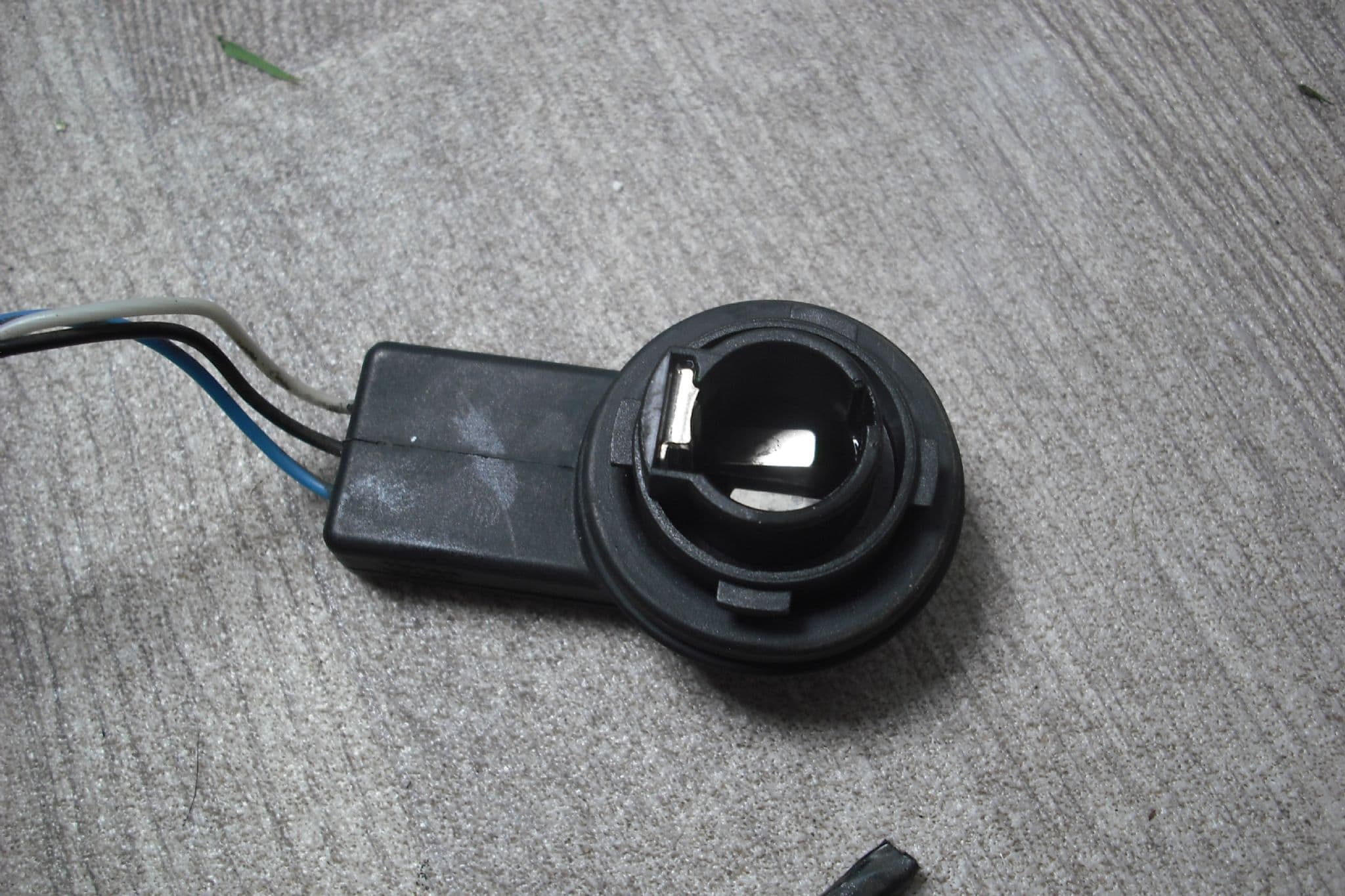 A GENUINE VAUXHALL VIVARO 2006-2014 REAR LIGHT BULB HOLDERS