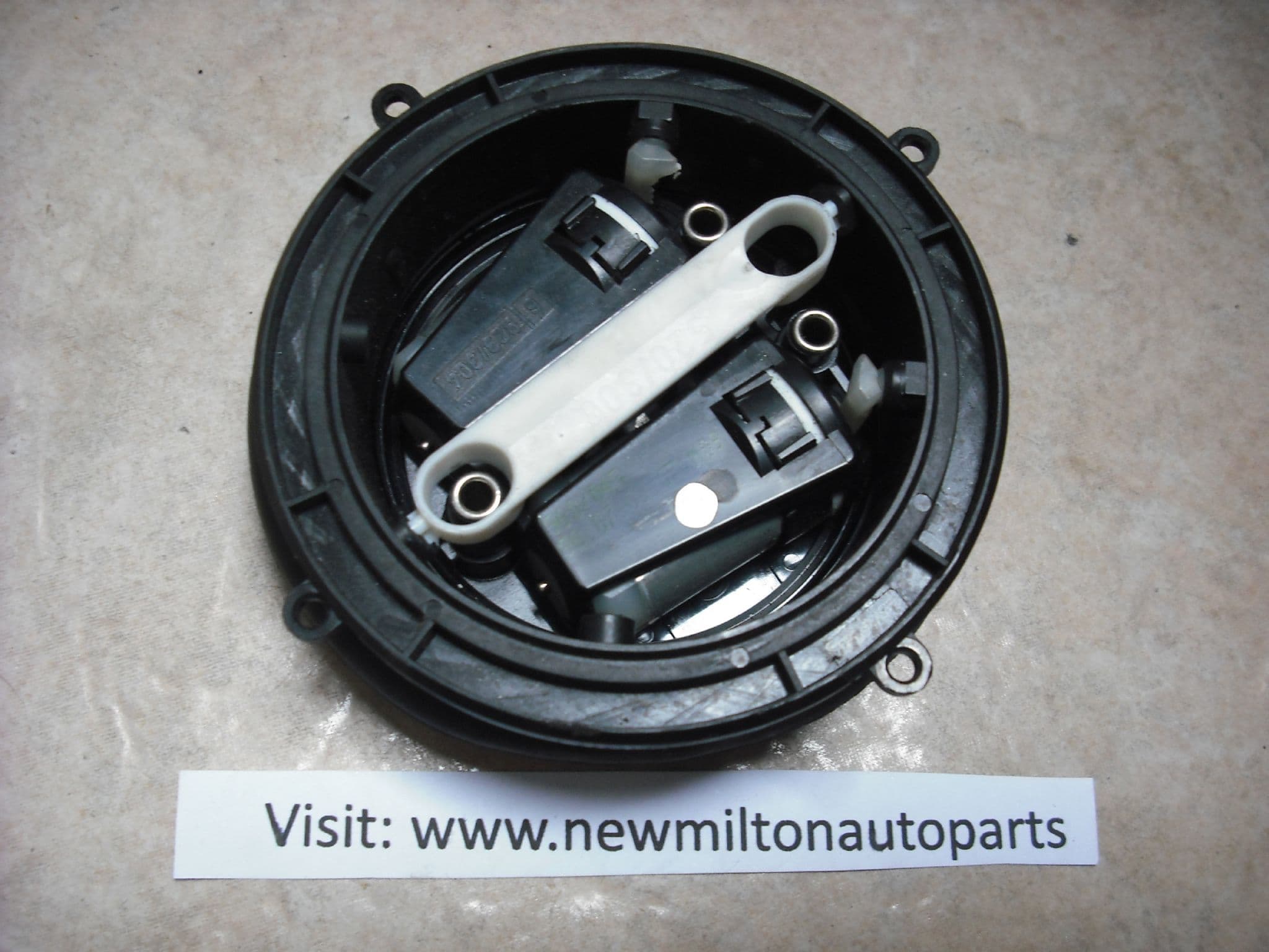 A GENUINE VOLVO 940 960 ELECTRIC DOOR MIRROR MOTOR FITS BOTH SIDES