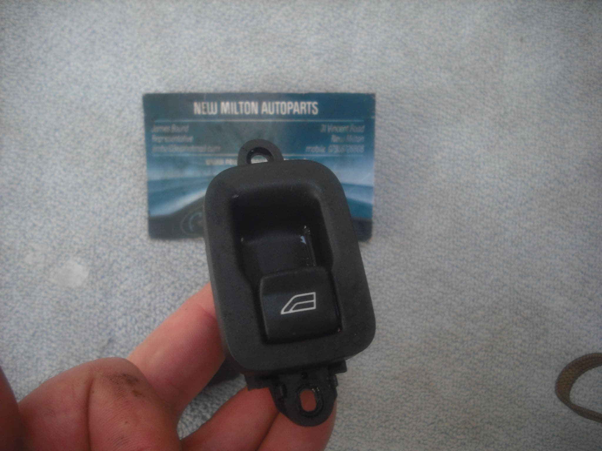 A GENUINE VOLVO S40 V50 REAR BACK DOOR ELECTRIC WINDOW SWITCH LEFT OR ...