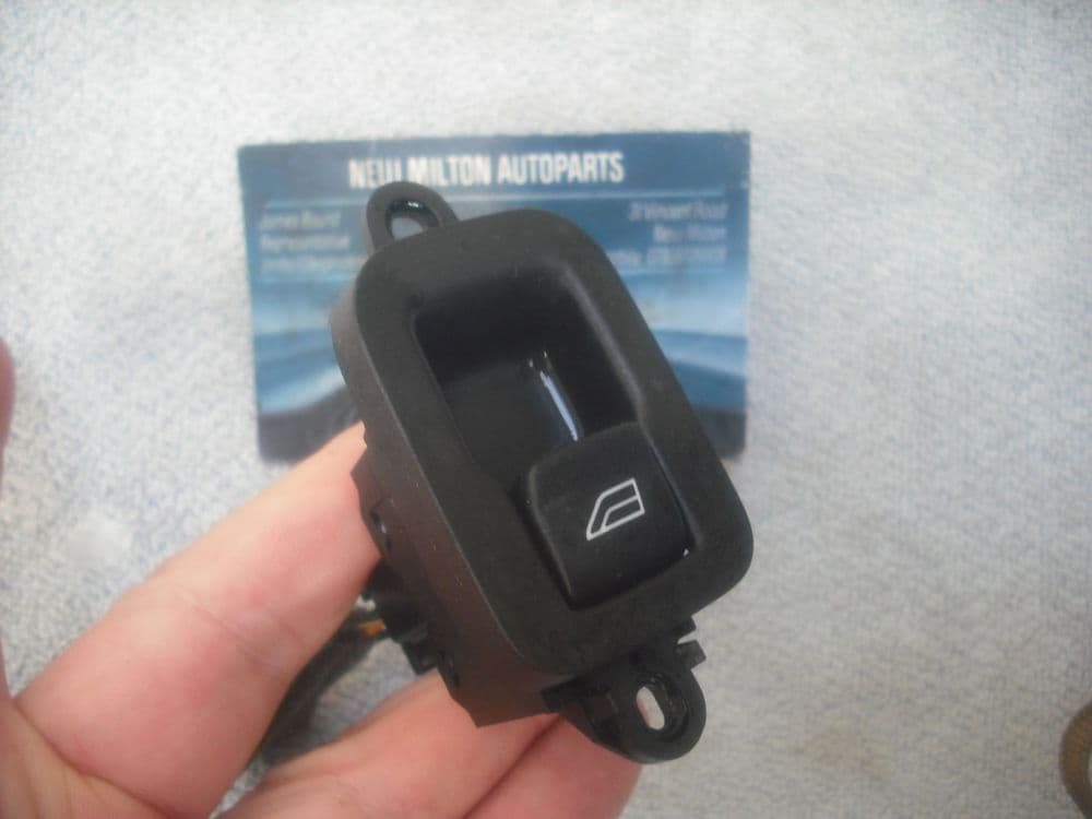 A GENUINE VOLVO S40 V50 REAR BACK DOOR ELECTRIC WINDOW SWITCH LEFT OR ...