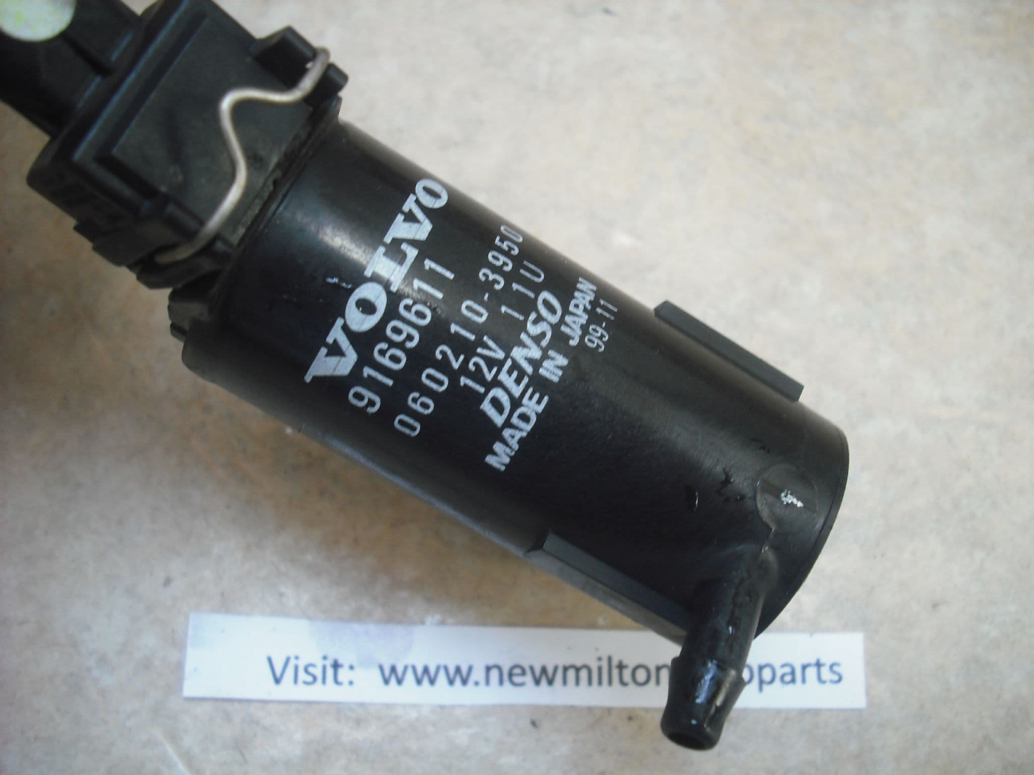 A GENUINE VOLVO S60 S80 V70 XC70 WINDOW WINDSCREEN WASHER MOTOR PUMP ...