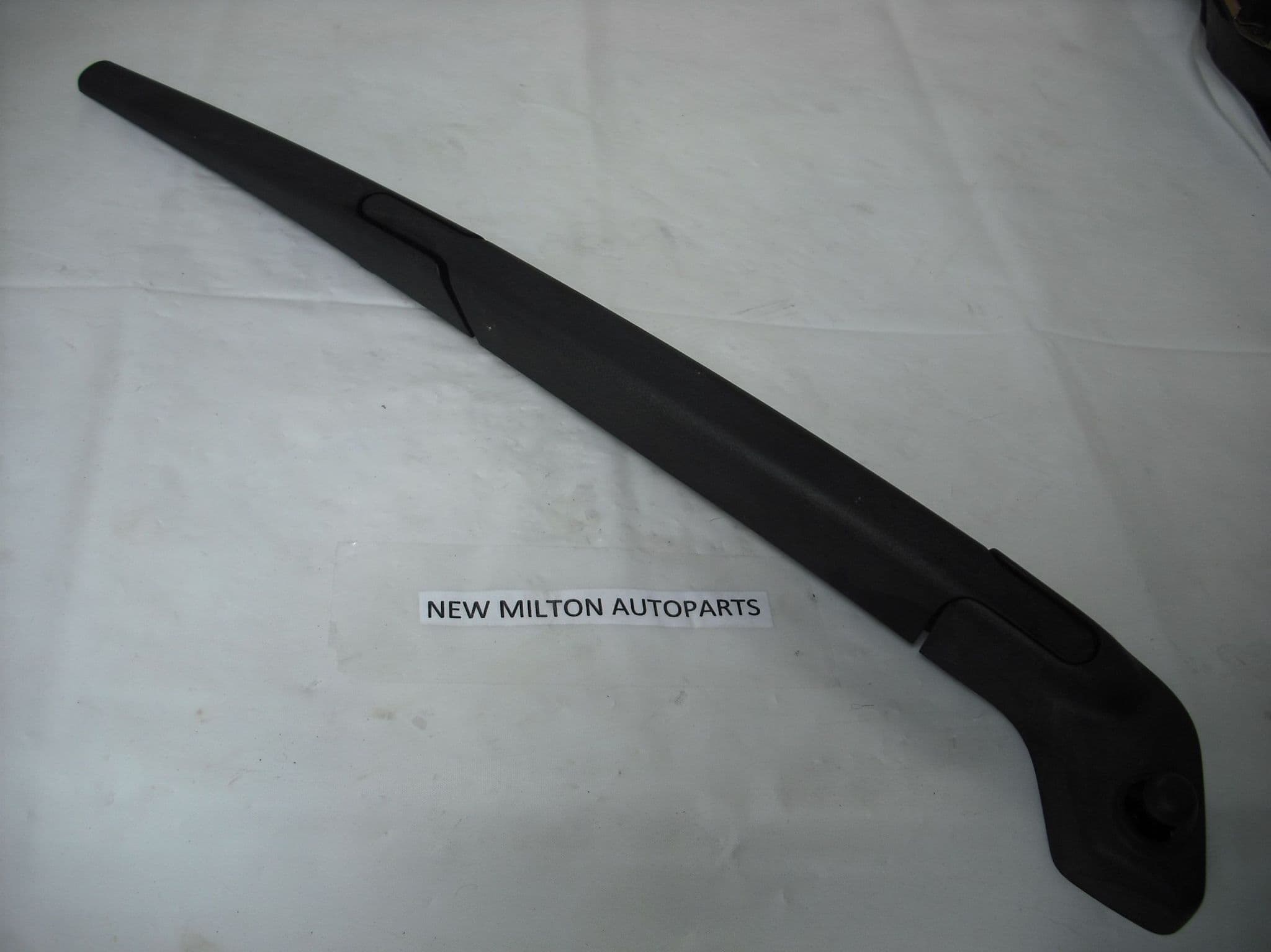 A GENUINE VOLVO V70 ESTATE REAR BACK WINDOW WIPER ARM AND BLADE 2004-2007