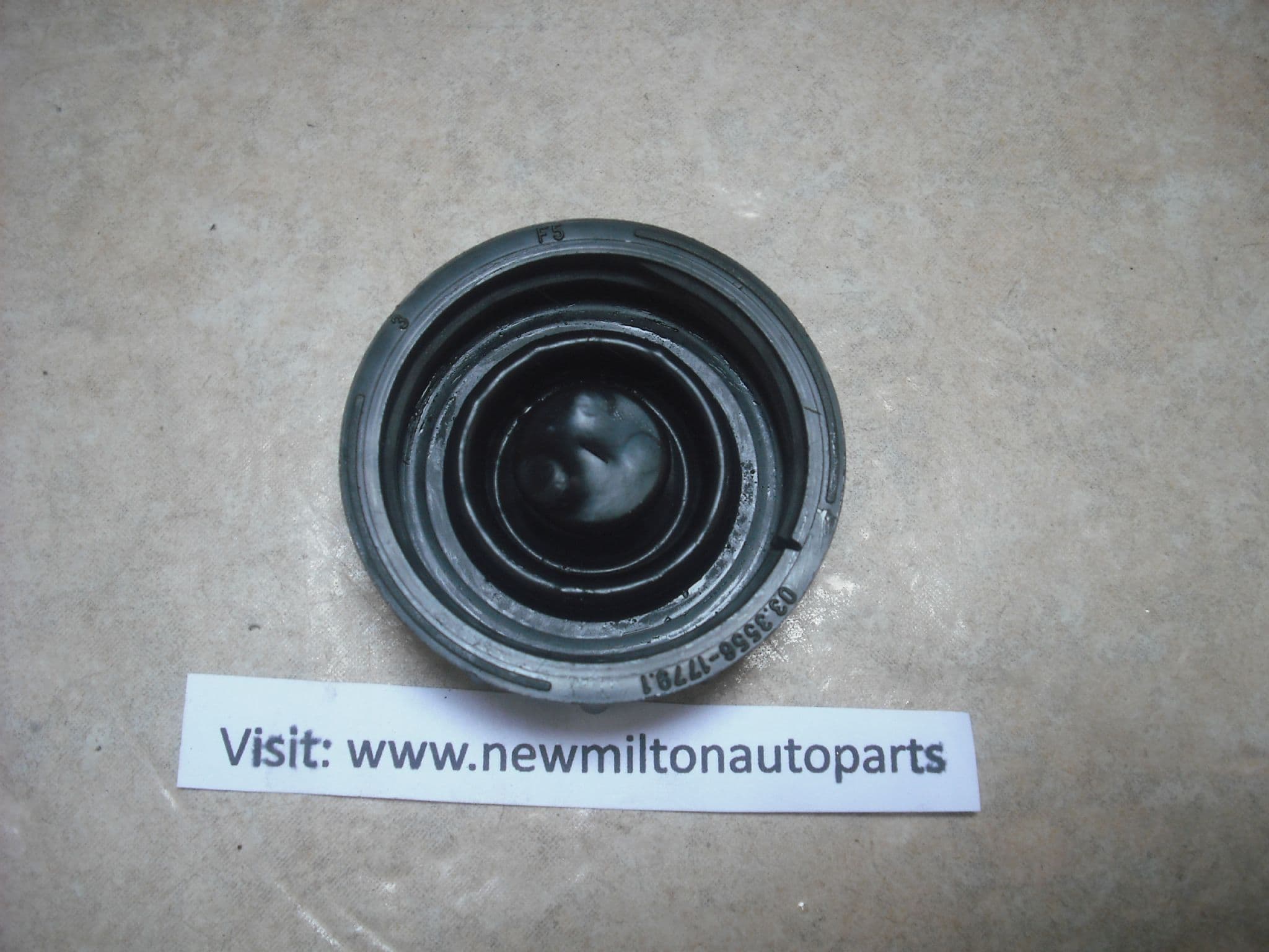 A GENUINE VOLVO XC90 BRAKE FLUID MASTER CYLINDER FILLER CAP