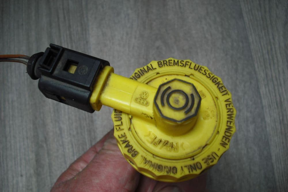 A GENUINE VW VOLKSWAGEN BEETLE BRAKE FLUID MASTER CYLINDER FILLER CAP