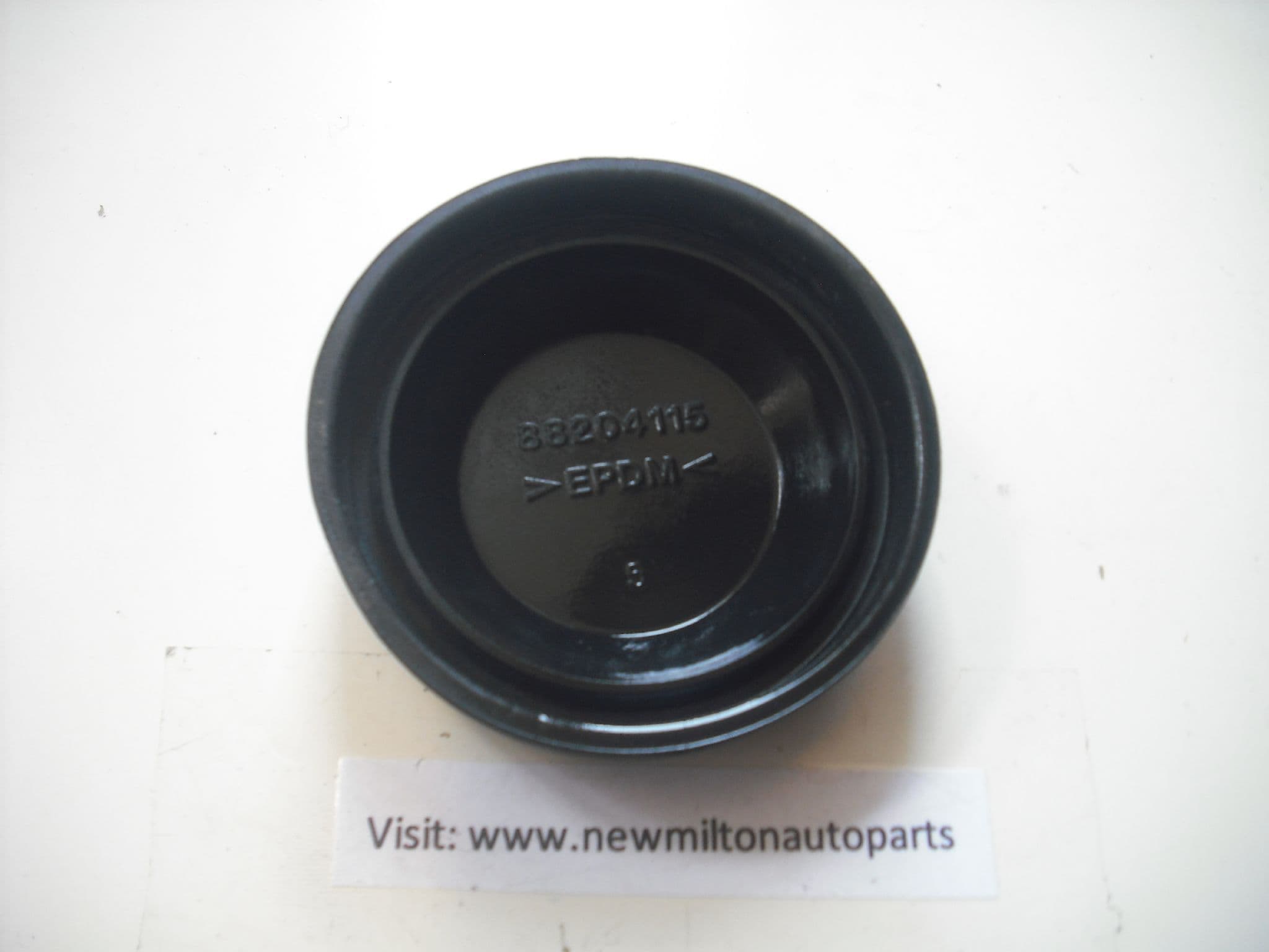 A GENUINE VW VOLKWAGEN PASSAT HEADLIGHT HEADLAMP BULB COVER DUST CAP