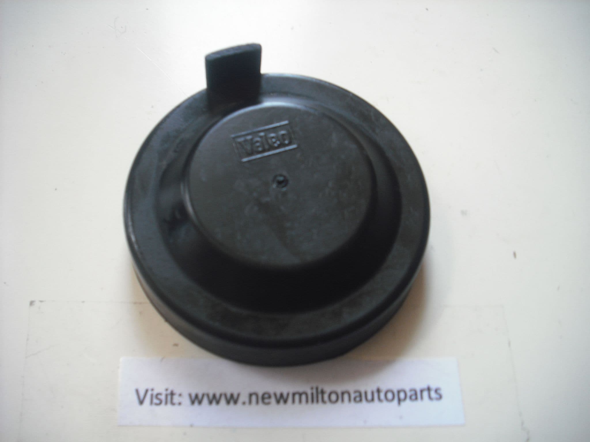 A GENUINE VW VOLKWAGEN PASSAT HEADLIGHT HEADLAMP BULB COVER DUST CAP