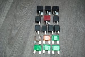 A SET OF GENUINE VAUXHALL CORSA D RELAYS AND FUSES