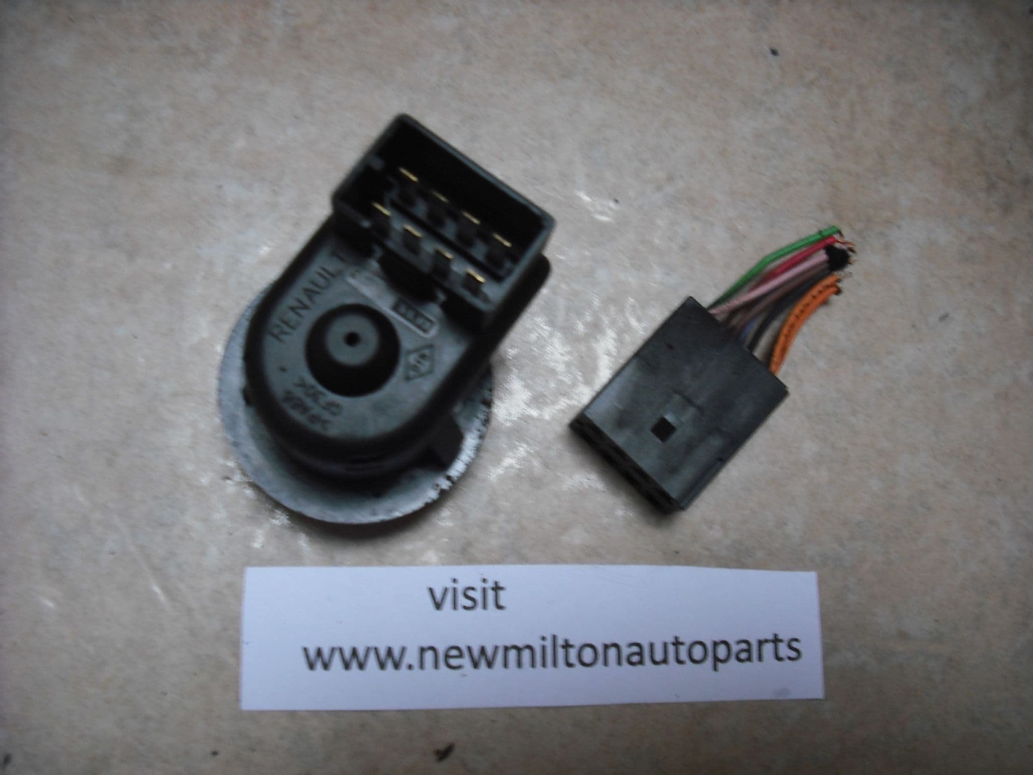 thumbnail image 2 of Genuine Renault Door Mirror Motor Actuator - 3-Pin - Left Or Right - Used 2 of 4