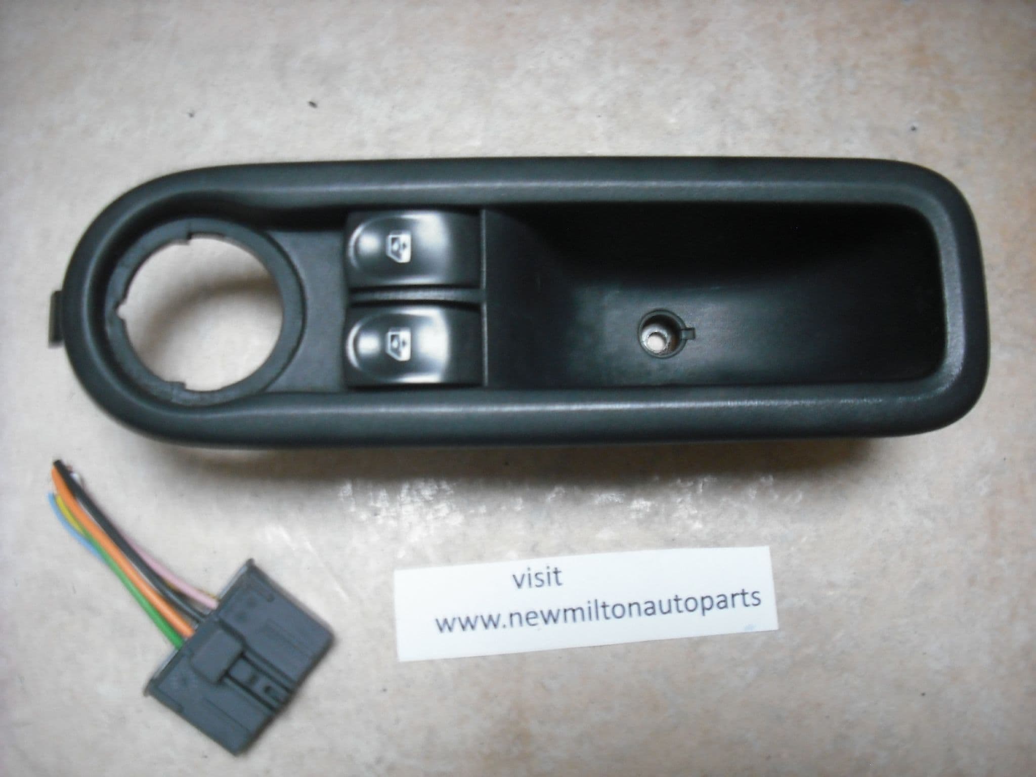 E29473 A GENUINE RENAULT CLIO MK3 FRONT DRIVERS DOOR ELECTRIC WINDOW