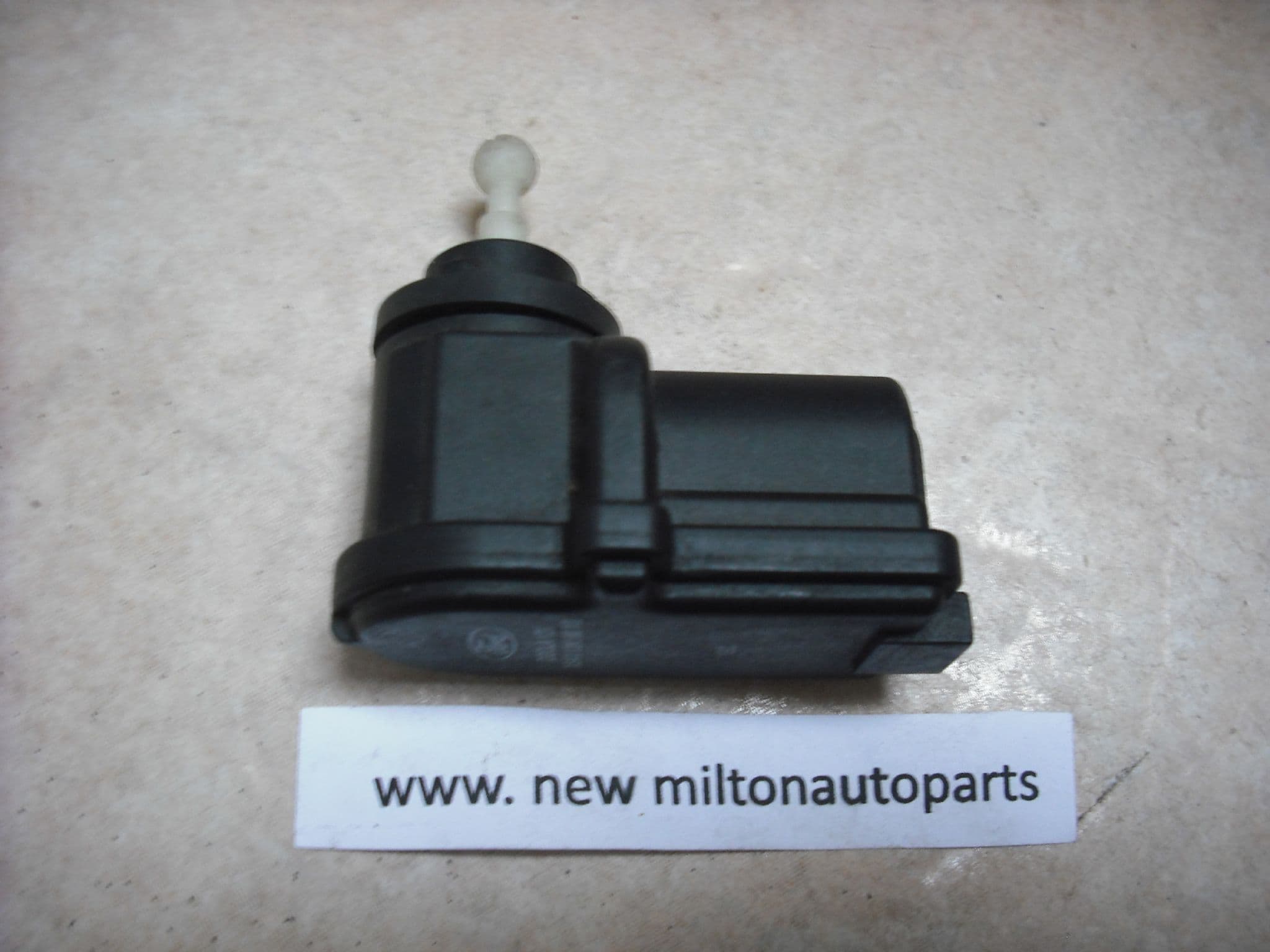 Mika2点 Miter Saw Repair - Replacing the Safety Cover (Makita Part
