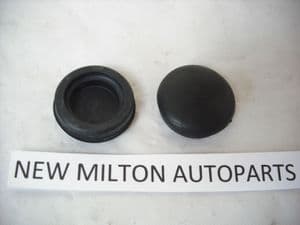 KIA CARENS 2002-2005 PLASTIC NUT FIXING COVER CAPS FOR THE FRONT WINDSCREEN WIPER ARMS