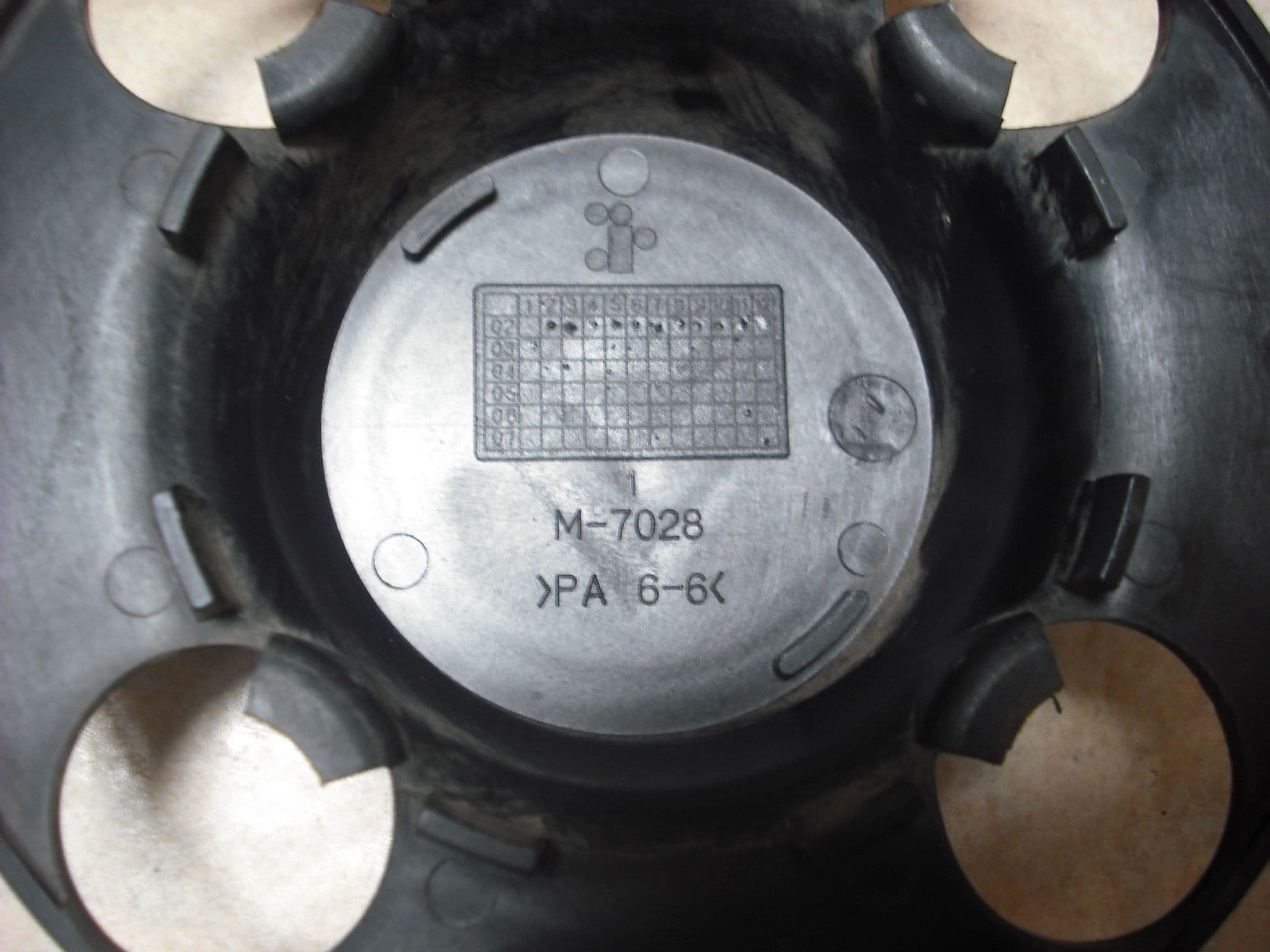 M7028 A GENUINE CITROEN BERLINGO STEEL WHEEL HUB CENTER CAP M7028