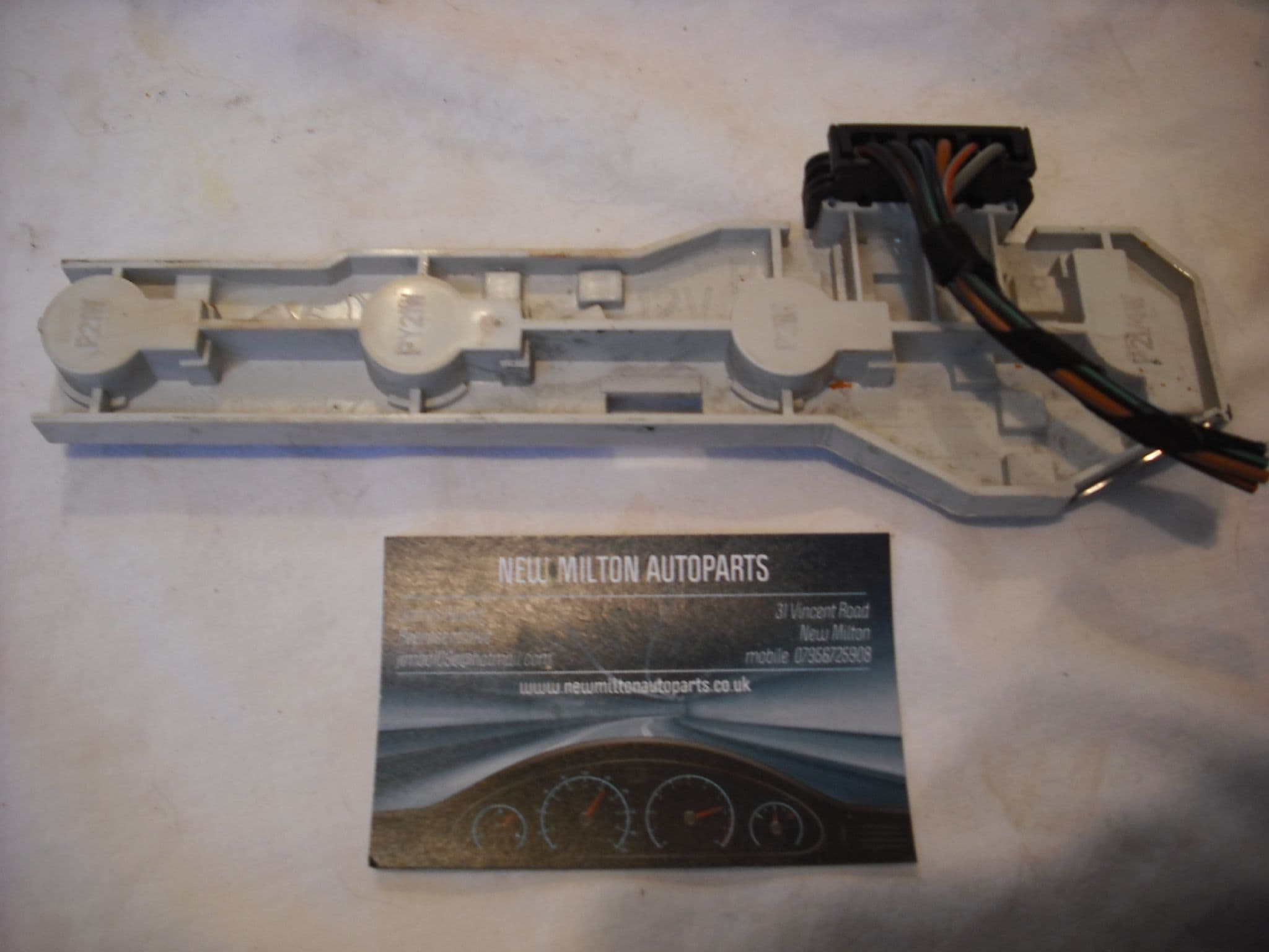 original-skoda-fabia-estate-1999-2004-rear-light-lamp-bulb-holder-bayonets