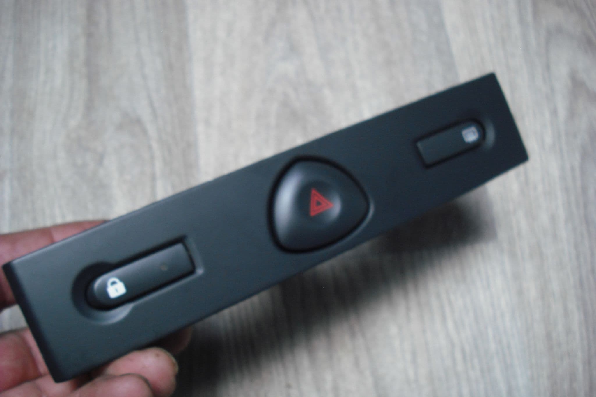 RENAULT CLIO MK2 HAZARD WARNING LIGHT AND RERA WINDOW DEMISTER SWITCHES