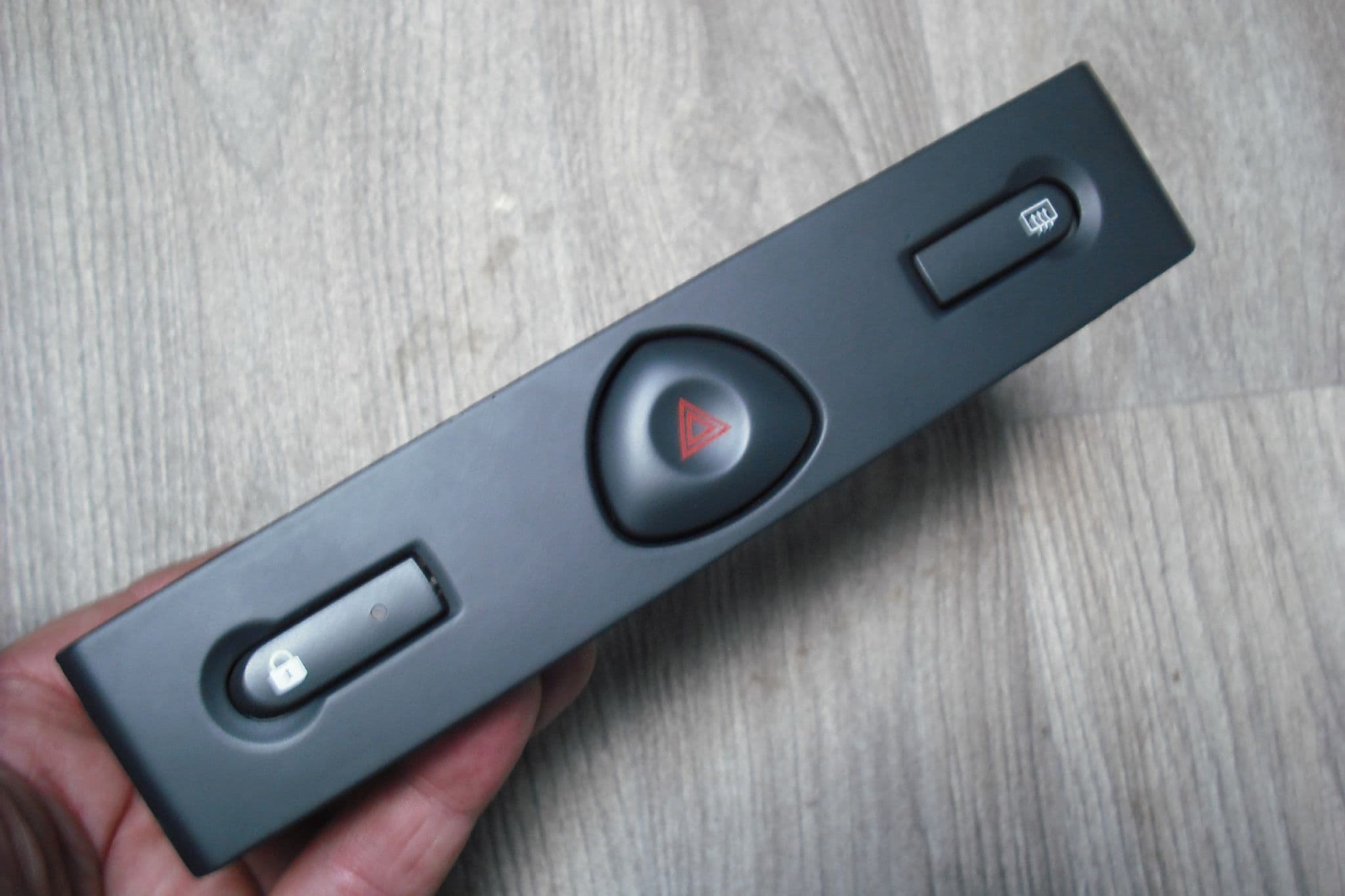 RENAULT CLIO MK2 HAZARD WARNING LIGHT AND RERA WINDOW DEMISTER SWITCHES