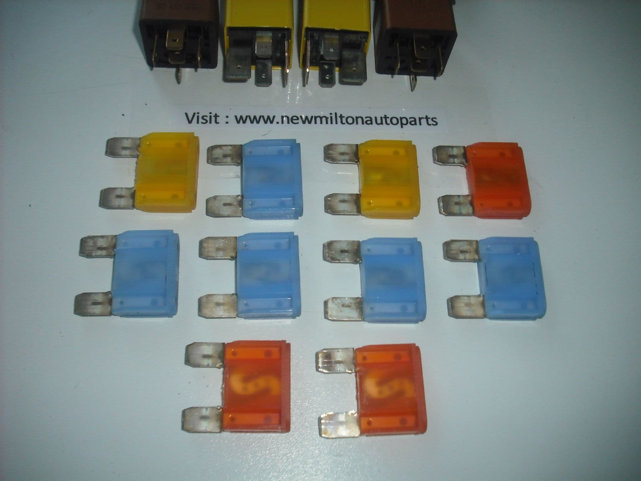 SAAB 93 20032012 THE RELAYS AND LARGE FUSES FROM THE ENGINE BAY FUSE BOX