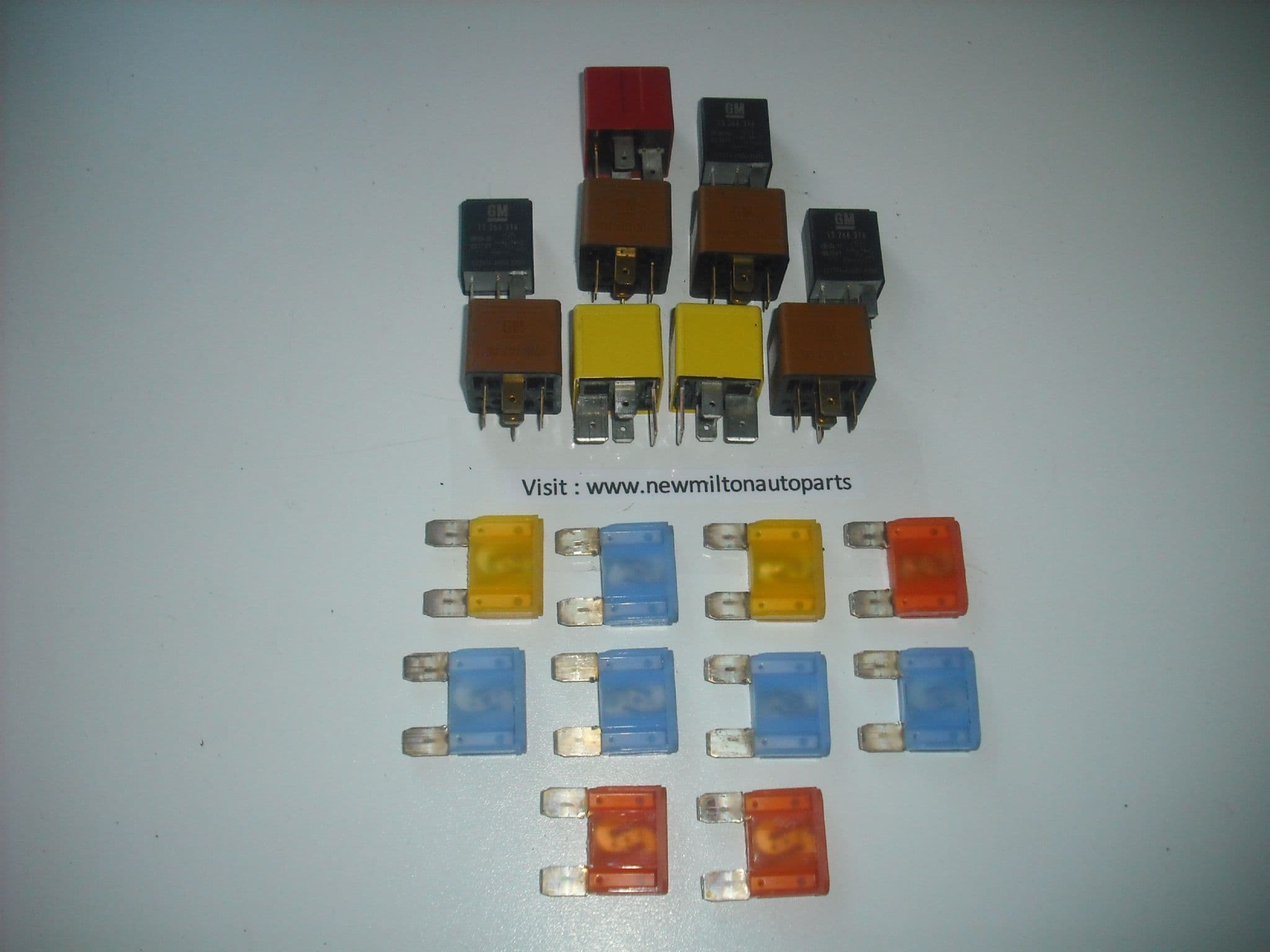 SAAB 93 20032012 THE RELAYS AND LARGE FUSES FROM THE ENGINE BAY FUSE BOX