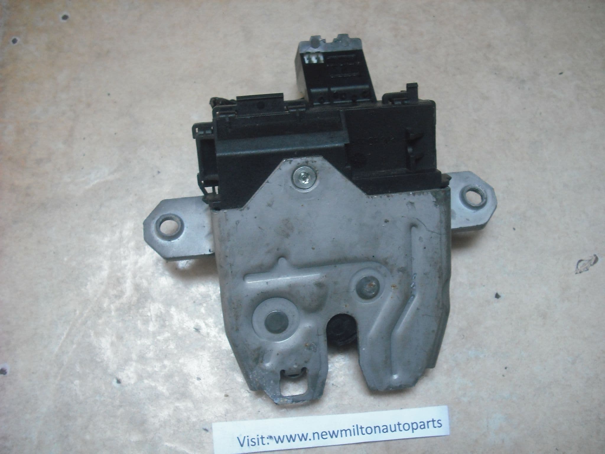 SOLD 31335870 A GENUINE VOLVO S40 REAR BOOT CATCH WITH THE CENTRAL ...
