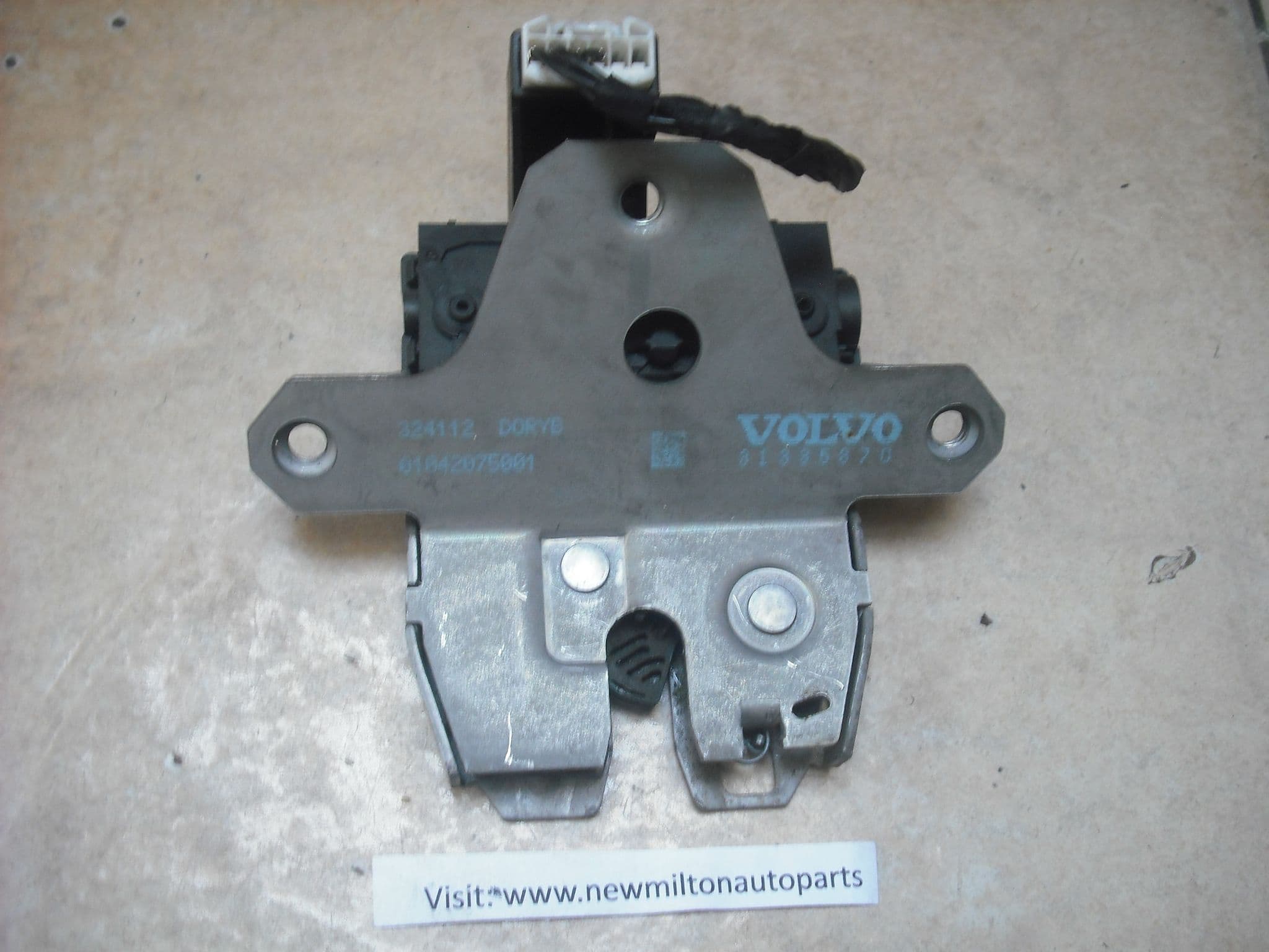 SOLD 31335870 A GENUINE VOLVO S40 REAR BOOT CATCH WITH THE CENTRAL ...