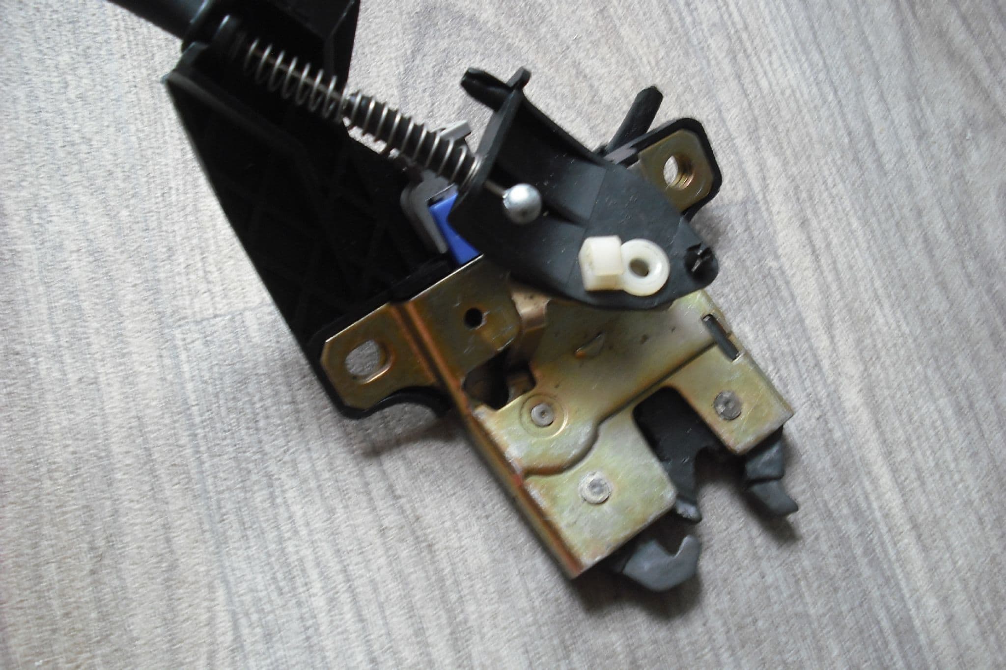 SOLD 8E5 827 505 B AUDI A4 B6 CONVERTIBLE BOOT TRUNK CATCH WITH MICRO ...