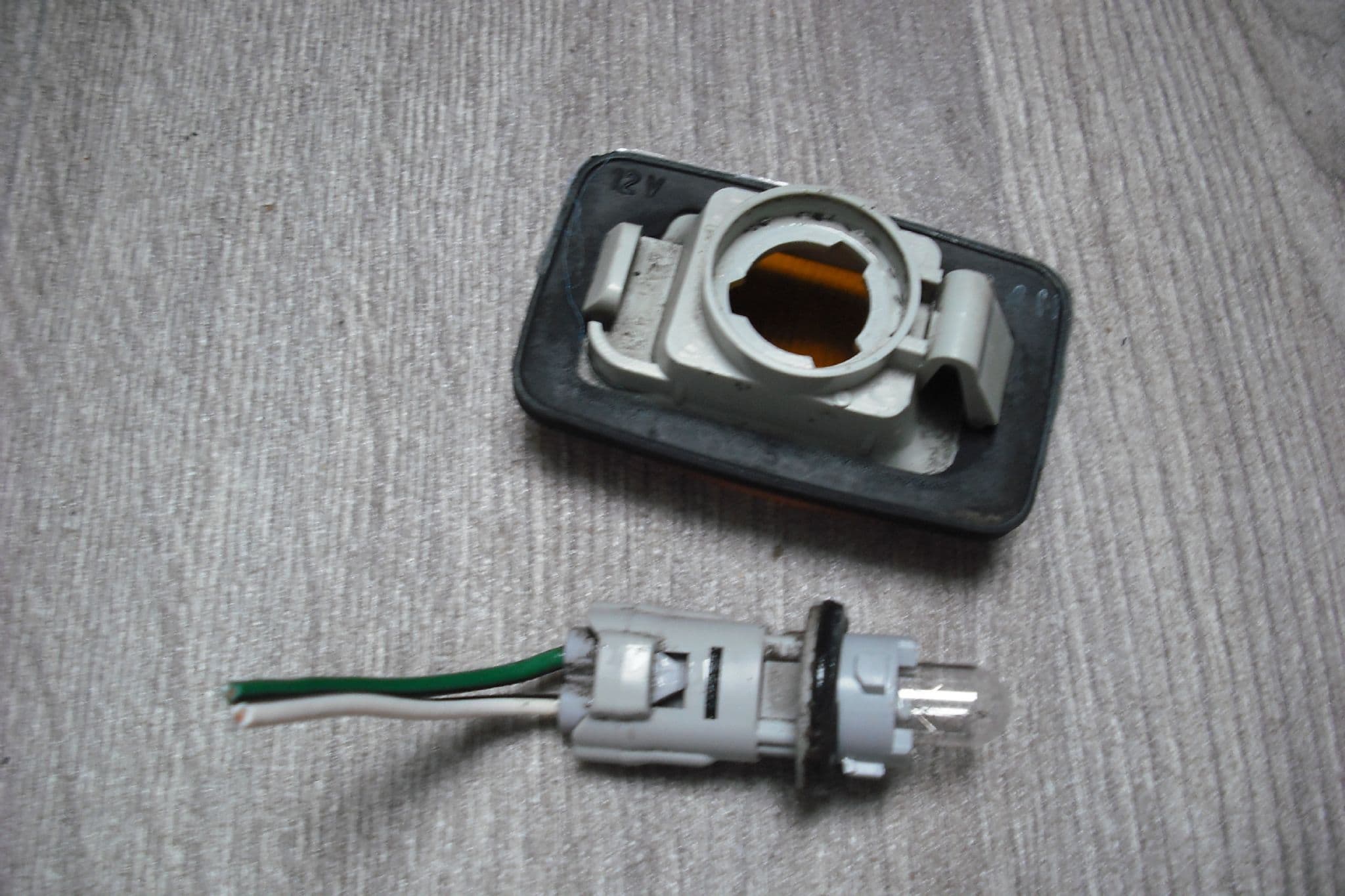 SOLD A GENUINE LEXUS LS400 FRONT WING SIDE MARKER FLASHER INDICATOR