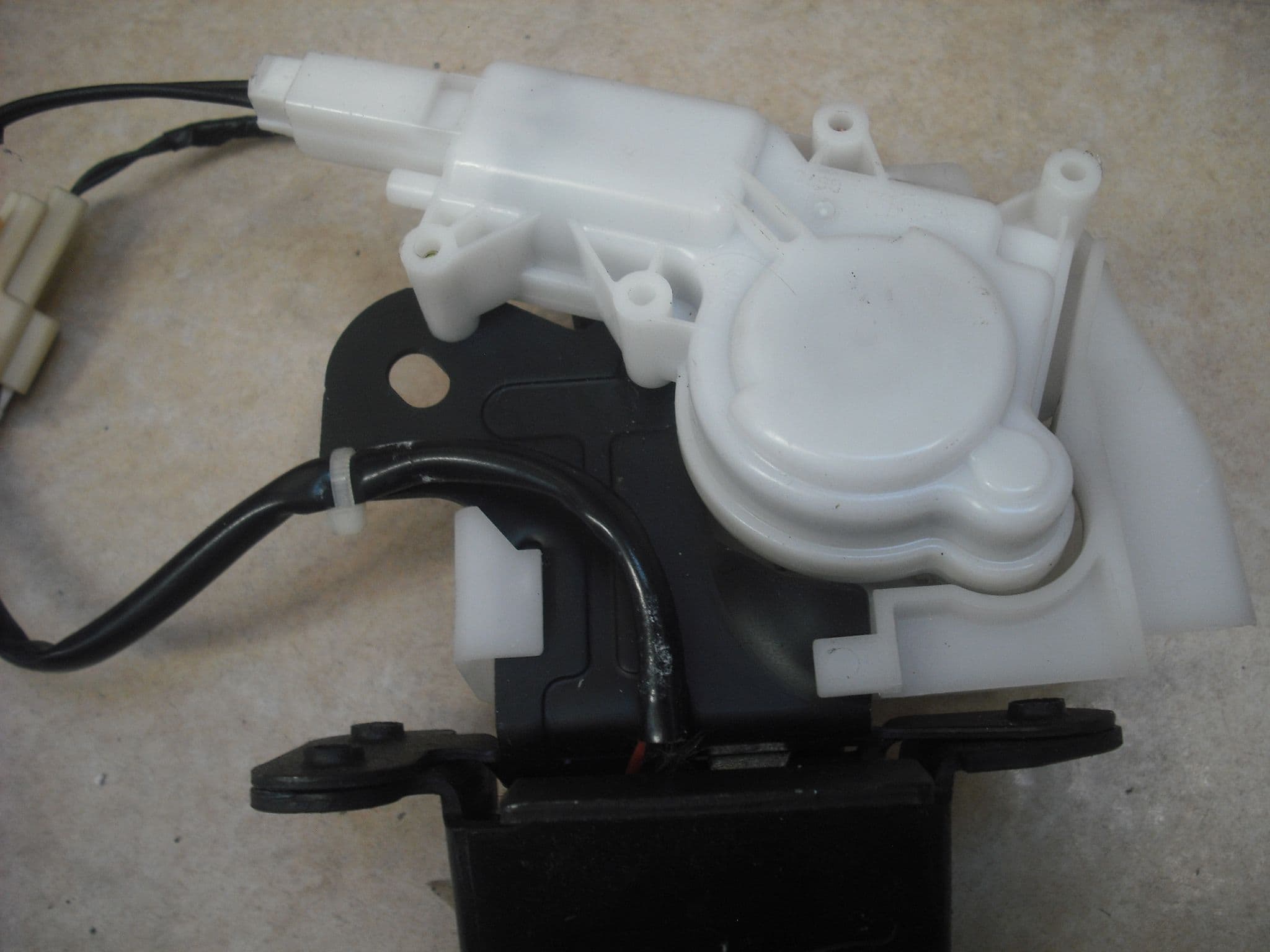 sold A GENUINE MAZDA 3 REAR BOOT TRUNK TAILGATE CATCH LOCK AND CENTRAL