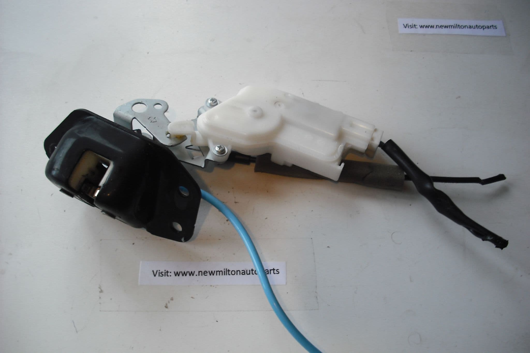 SOLD A GENUINE NISSAN MICRA K13 TAILGATE BOOT CATCH WITH CENTRAL ...