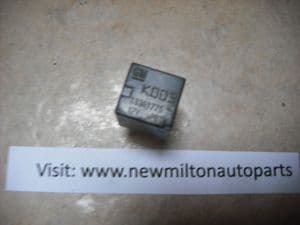 SOLD    K003 13361775   A GENUINE VAUXHALL INSIGNIA  /  ASTRA J  RELAY