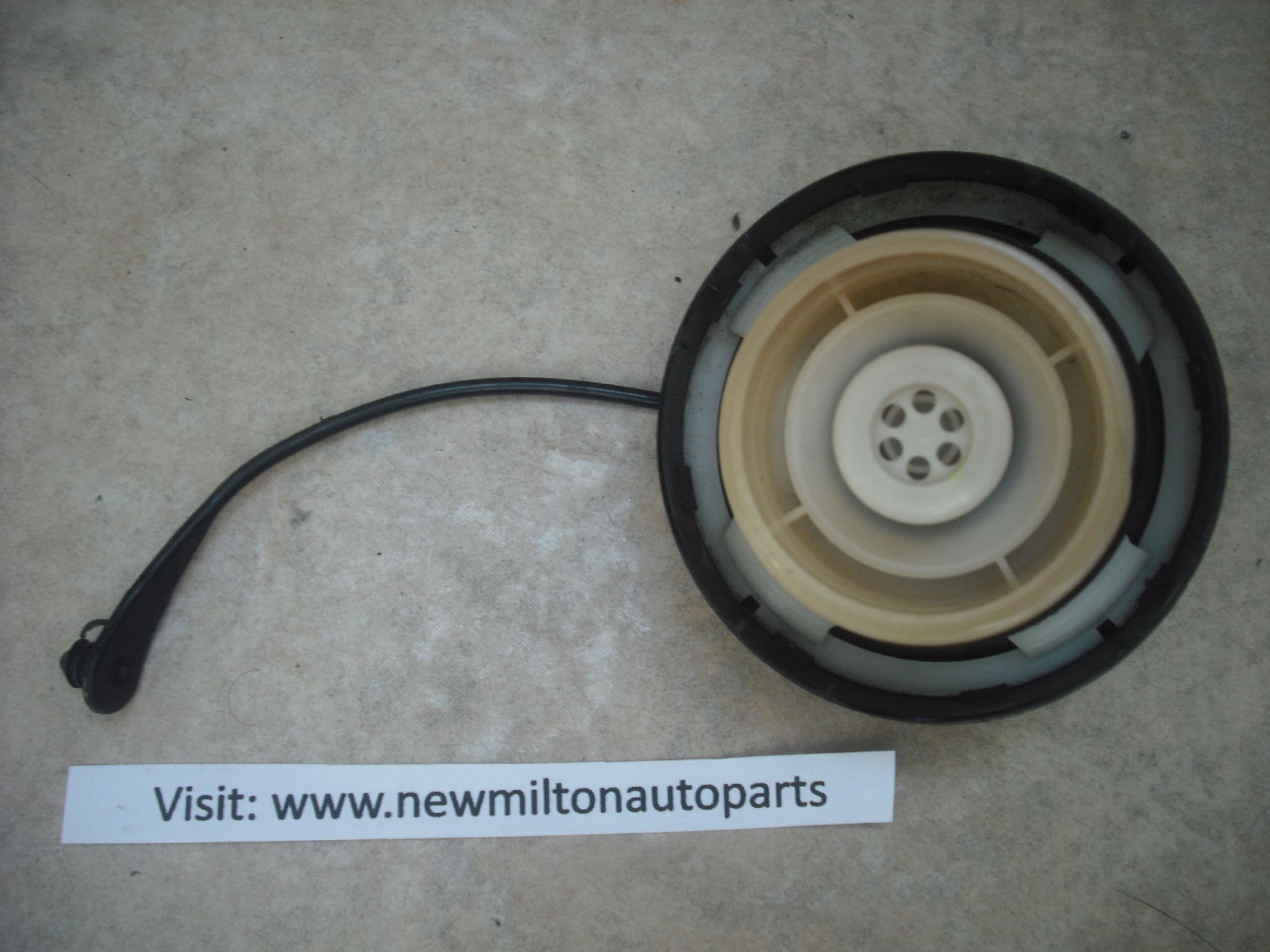 TOYOTA YARIS AND VERSO A GENUINE TOYOTA PETROL FUEL CAP