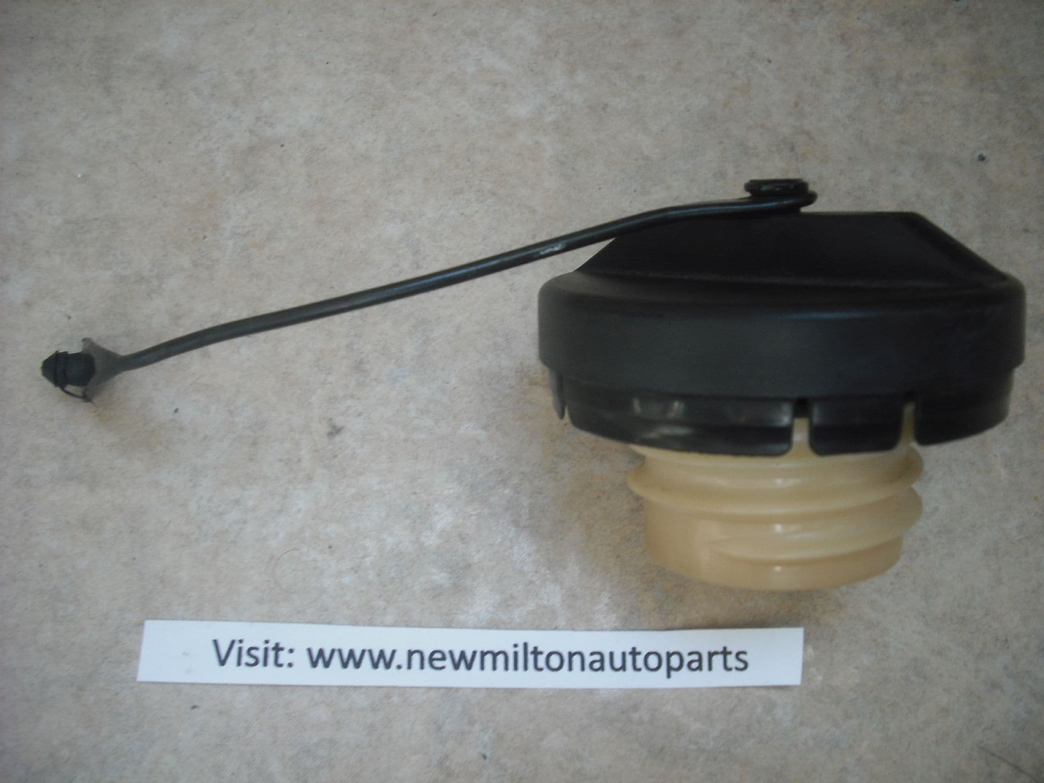 TOYOTA YARIS AND VERSO A GENUINE TOYOTA PETROL FUEL CAP
