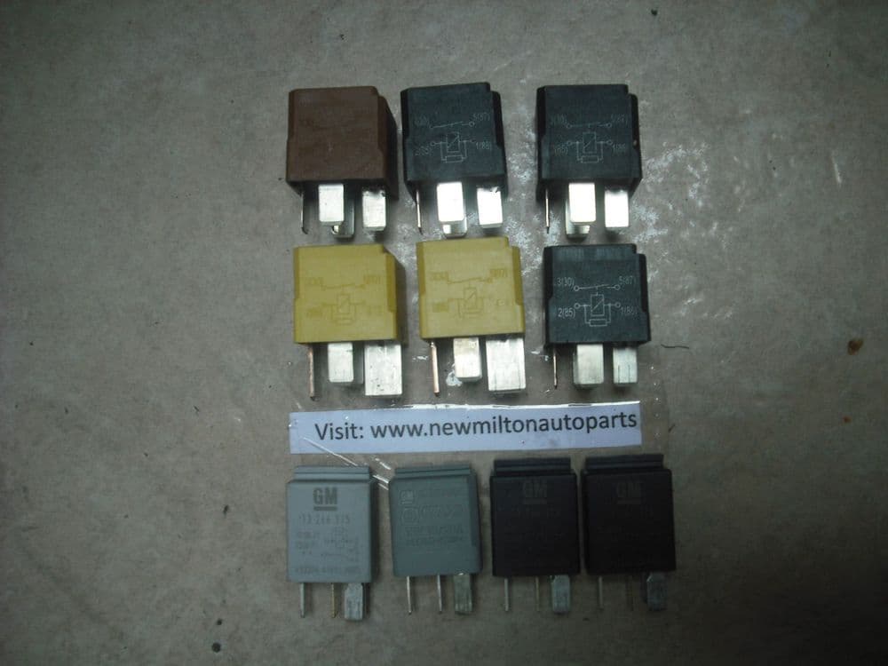 VAUXHALL ASTRA H 20042009 A SELECTION OF RELAYS FROM THE ENGINE BAY