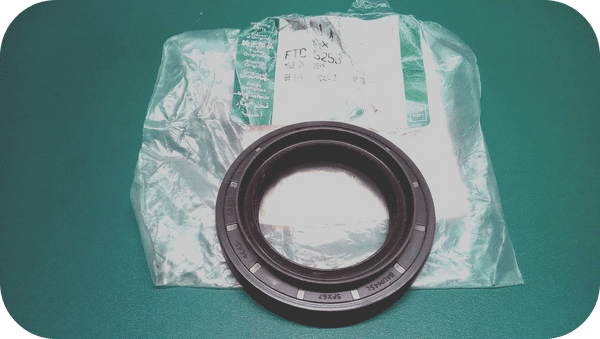 Land Rover : FTC5258. Differential Pinion Oil Seal. OE.