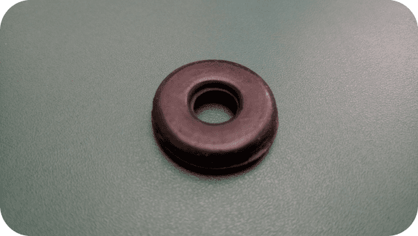 Land Rover     :     RRC4965. Grommet. OE.