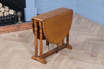 Vintage Solid Medium Oak Small Automatic Drop Leaf Sutherland Occasional Table