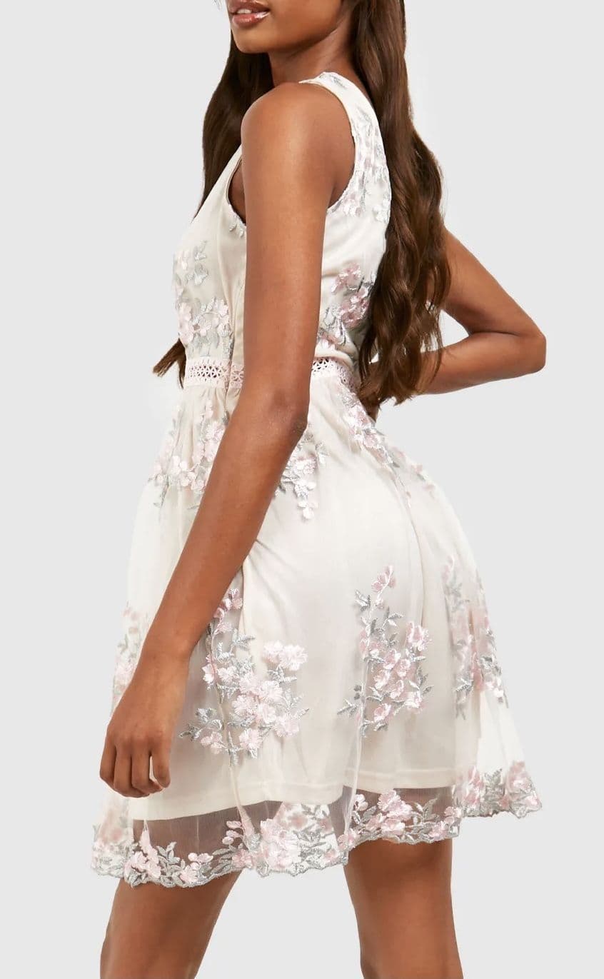 BOOHOO OCCASION FLORAL EMBROIDERY WRAP SKATER DRESS BNWT SIZE 12