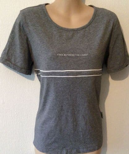 JUNO JACKS ‘FEED BETWEEN THE LINES’ GREY NURSING TOP SIZE 14