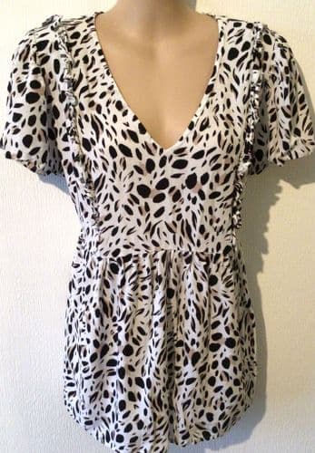NEW LOOK WHITE/BLACK ANIMAL PRINT ZIP NURSING TOP SIZE 10