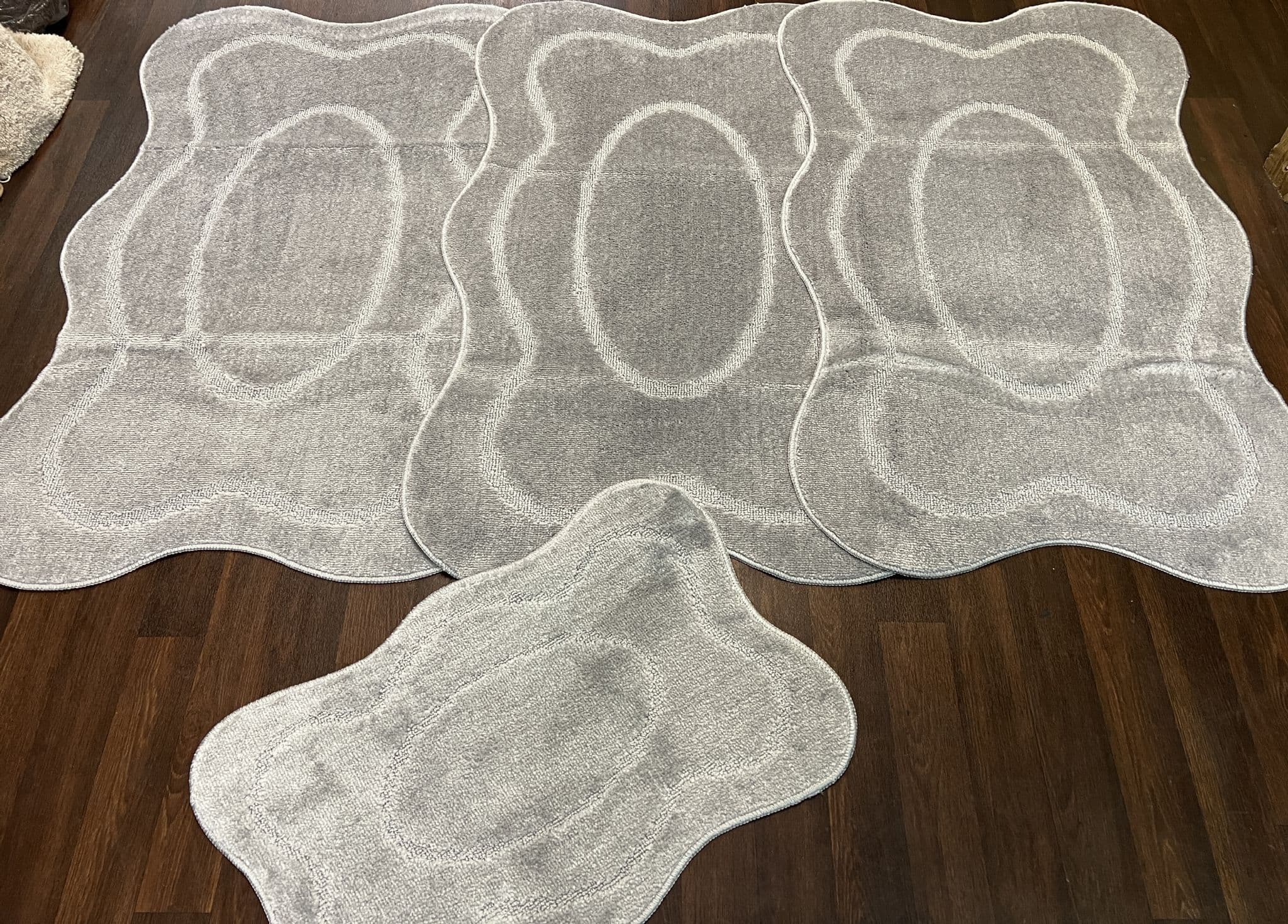 Tapis sur mesure rond beige en polyamide doux avec effet viscose par