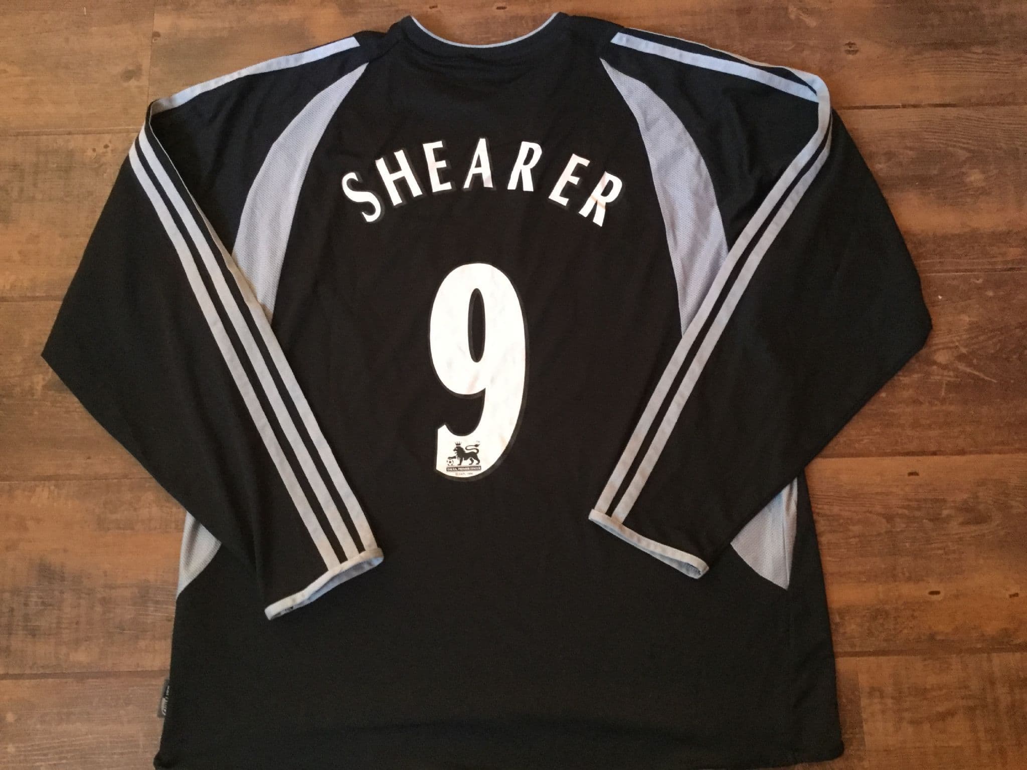 Global Classic Football Shirts | 2003 Newcastle United Vintage Old  display picture 1