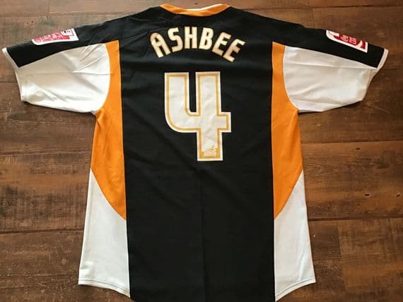 Classic Football Shirts | 2005 Hull City Vintage Old Soccer Jerseys