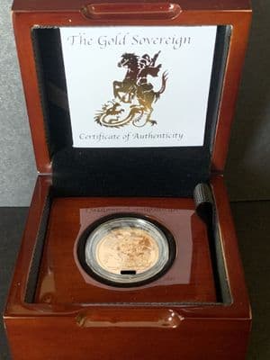 1958 Gold Sovereign coin  in a Luxury Wooden Case