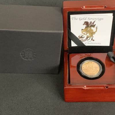 2001 Full Gold Sovereign in a  Luxury Wooden Case
