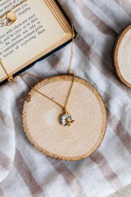 Alex Monroe | Daisy with Teeny Weeny Bee Necklace