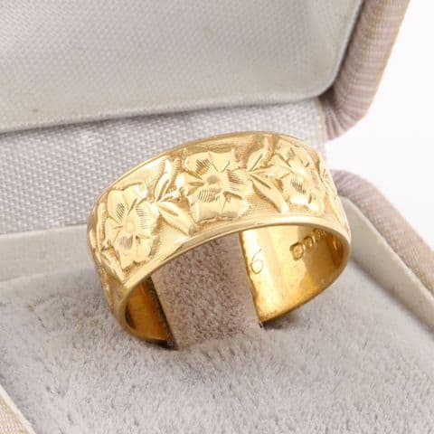 Vintage 18Ct Gold Floral Embossed Patterned Wedding Ring / Band