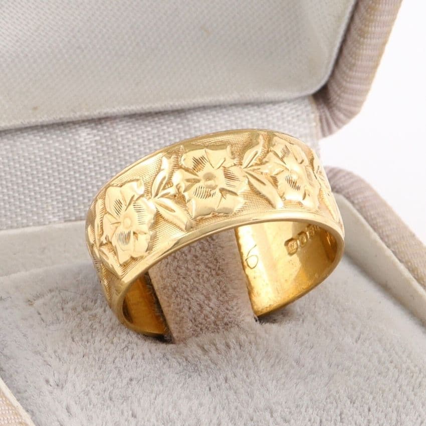 Vintage  18Ct Gold Floral Embossed Patterned Wedding Ring / Band