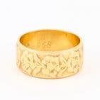 Vintage  18Ct Gold Floral Embossed Patterned Wedding Ring / Band