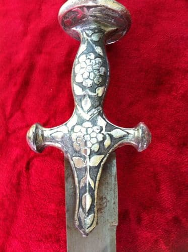 X X X SOLD X X X A 19th Century Indian curved sword with scabbard. Good condition. Ref 7031.