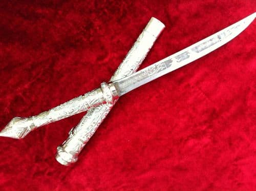 XXXX SOLD XXXX Burmese Dha short sword or dagger. Silver inlaid blade. Probably 19th Century. Ref