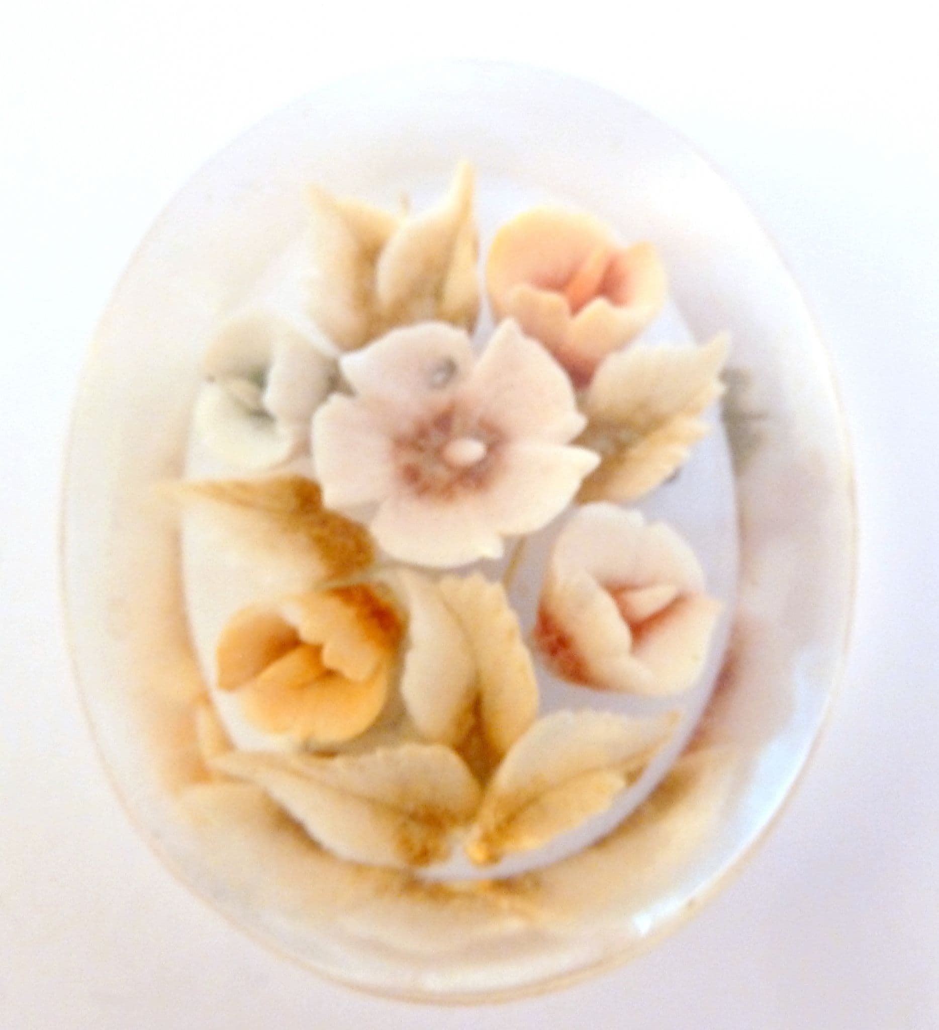 Broche Vintage En Lucite Gravée Motif Floral Inversé - France - Occasion