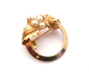 Vintage Sarah Coventry ' Endearing ' Faux Pearl Detailed Wreath Design Brooch